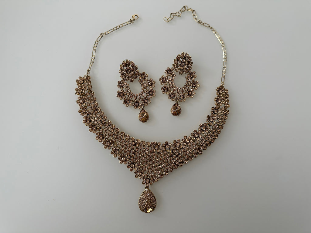 Elegant gold jewellery set