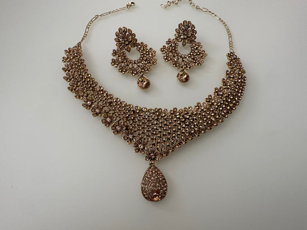 Elegant gold jewellery set