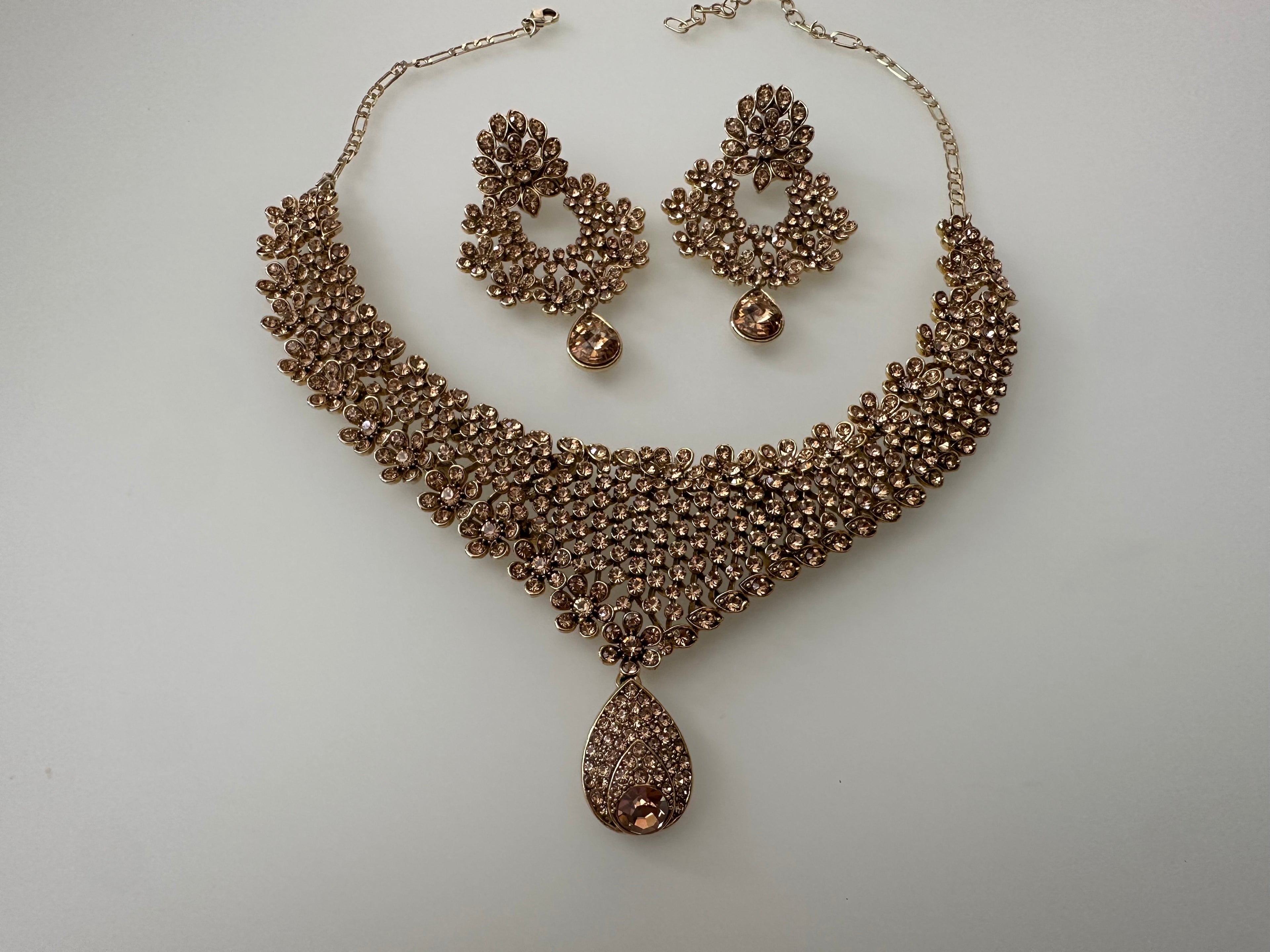 Elegant gold jewellery set