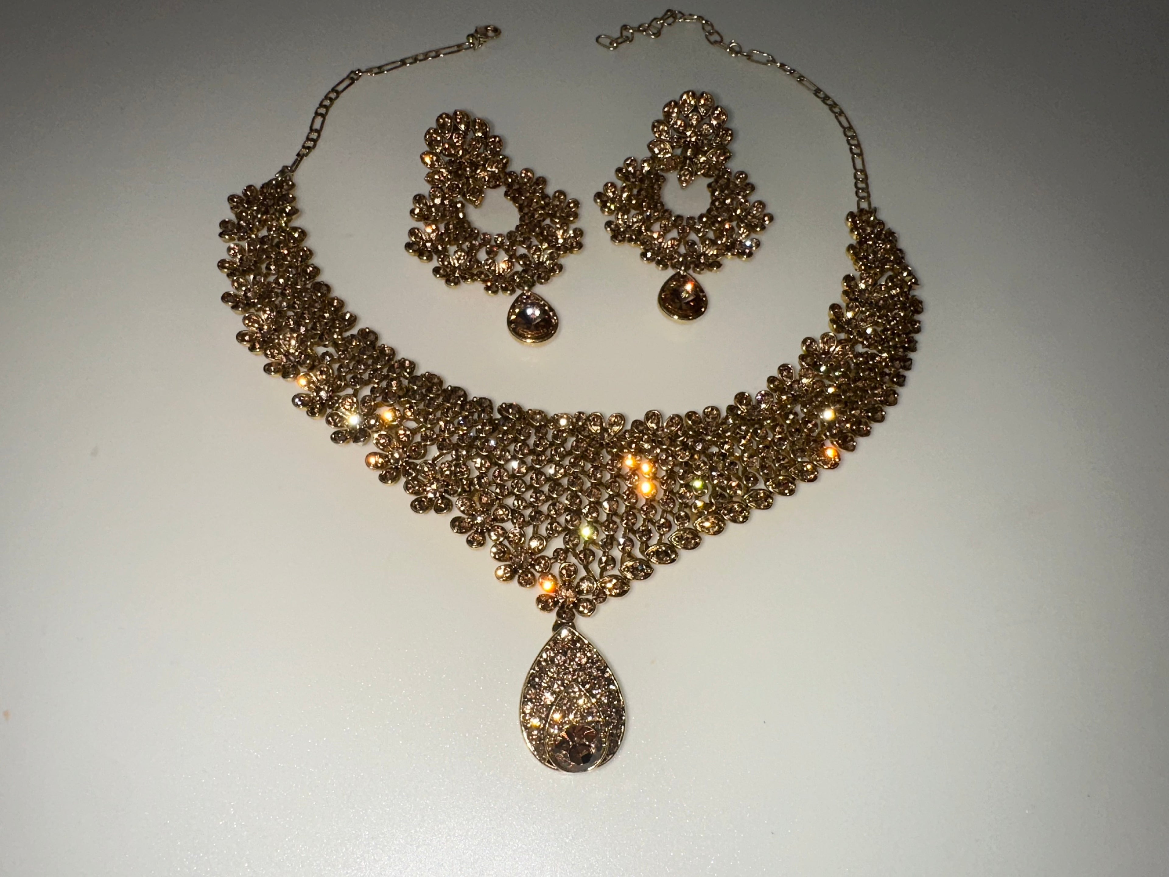 Elegant gold jewellery set