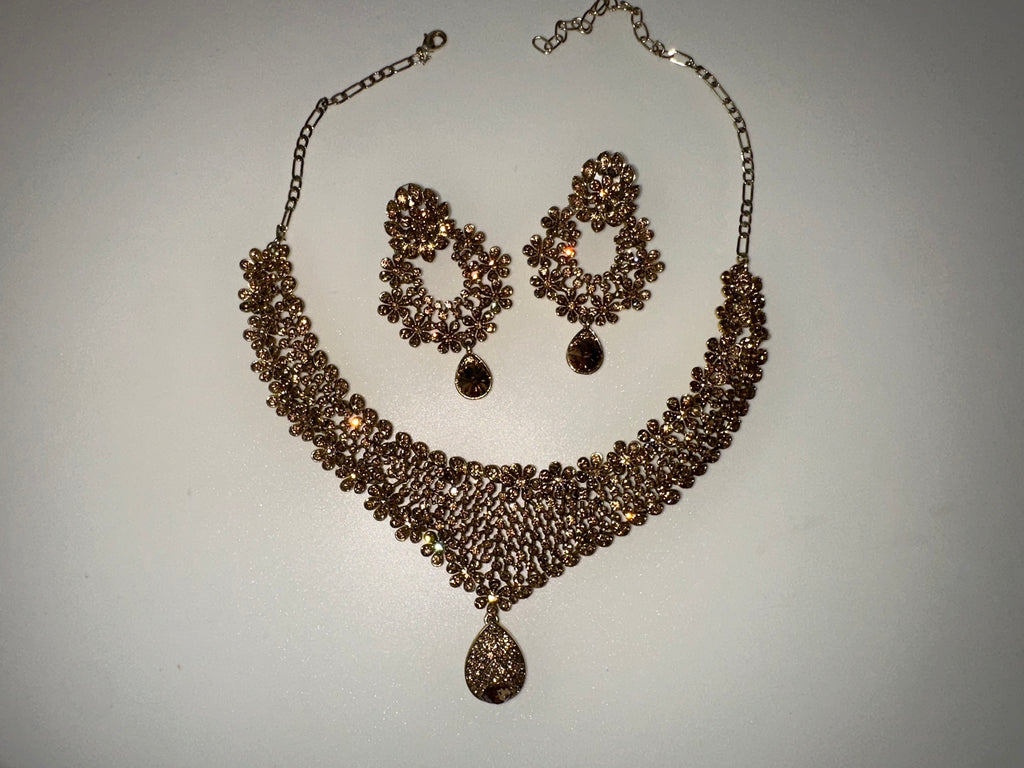 Elegant gold jewellery set