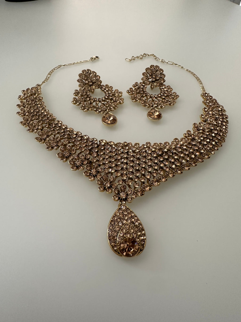 Elegant gold jewellery set